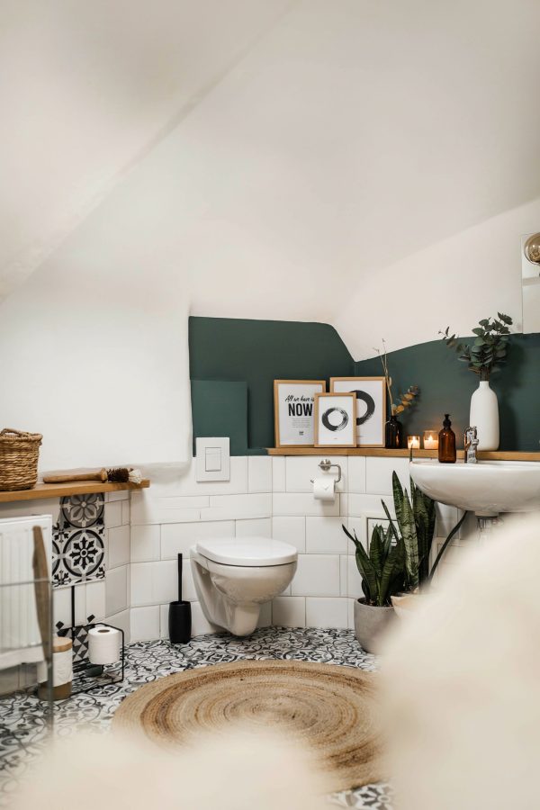 Half Bathroom Decor Ideas | maximize a tiny space | budget-friendly tips