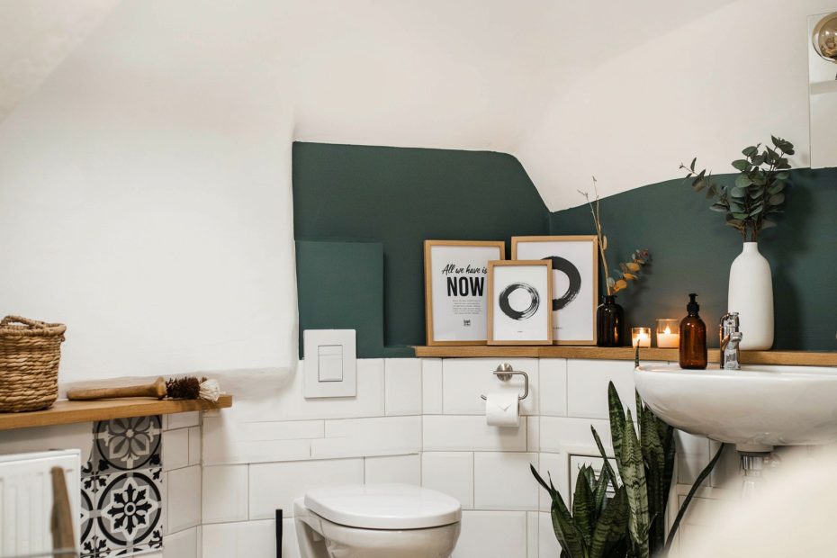 Half Bathroom Decor Ideas | maximize a tiny space | budget-friendly tips
